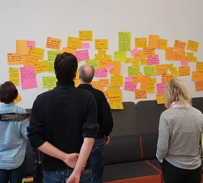 Wir helfen dir, deine Meetings und Workshops effektiv, interaktiv und kollaborativ zu gestalten. Du wirst überrascht sein, wie viel Energie das bei deinen Mitarbeiter:innen freisetzt.